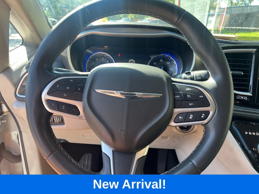 Used 2022 Chrysler Pacifica Touring-L w/ Uconnect Theater Family Group FWD image 18