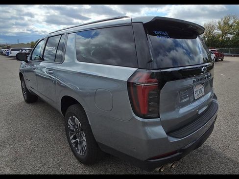 Used 2025 Chevrolet Suburban Z71 image 3