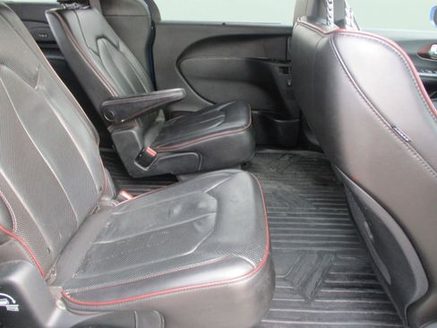 Used 2020 Chrysler Pacifica Limited FWD image 11
