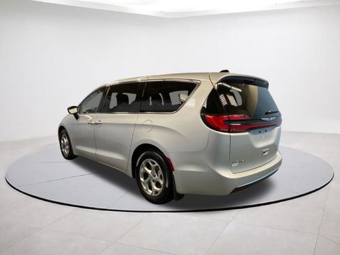 Certified 2024 Chrysler Pacifica Limited FWD image 4