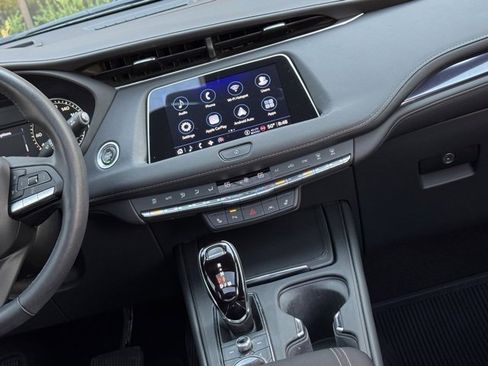 Used 2022 Cadillac XT4 Luxury w/ Cold Weather Package image 21