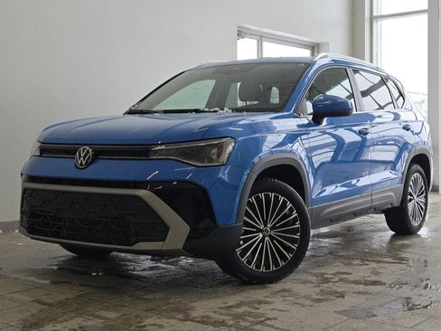 New 2026 Volkswagen Taos SE image 2