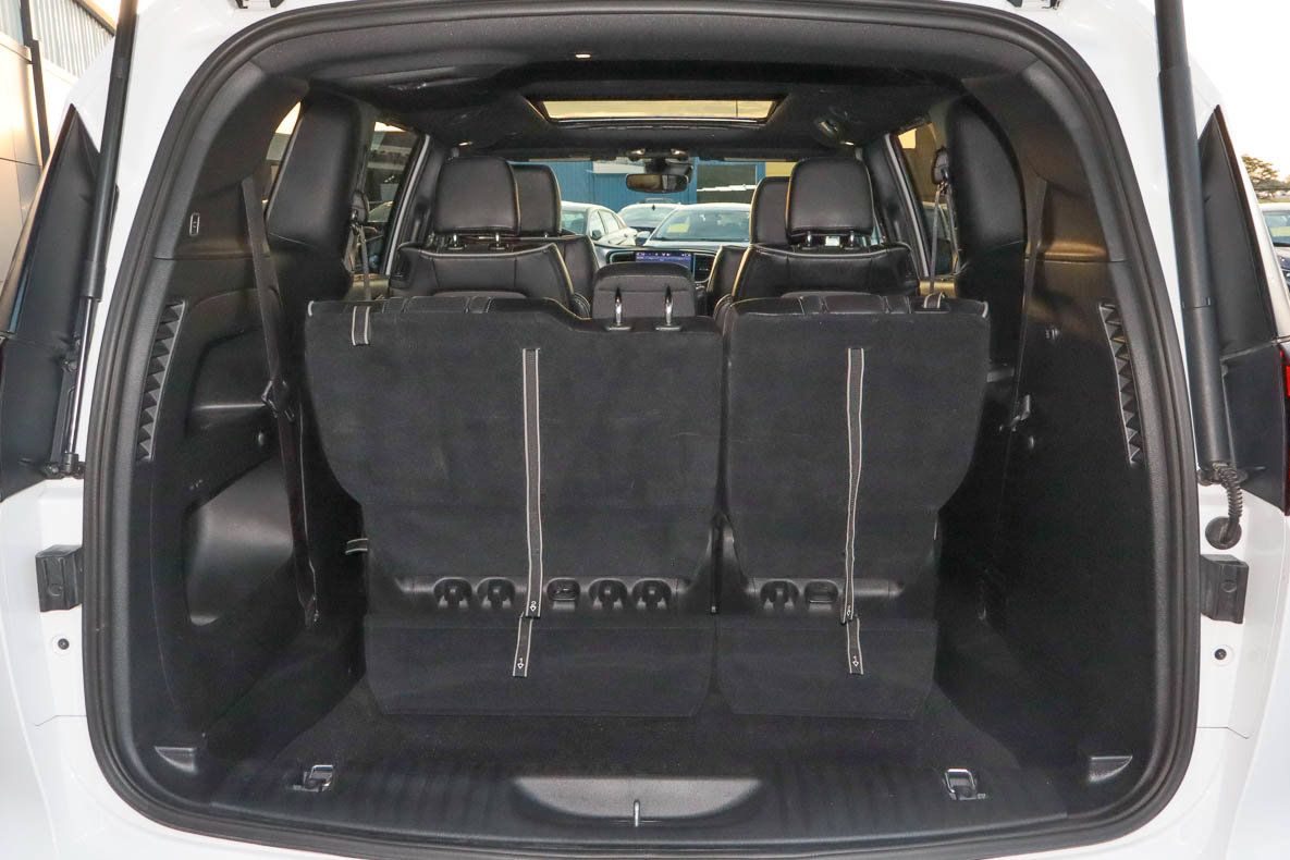 Used 2025 Chrysler Pacifica Limited FWD image 19