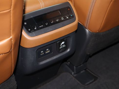Used 2023 Nissan Pathfinder Platinum FWD image 19