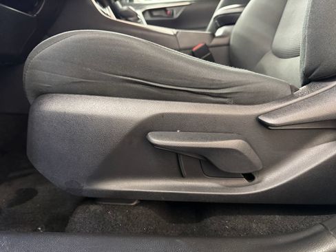 Used 2021 Toyota RAV4 LE AWD/4WD image 14