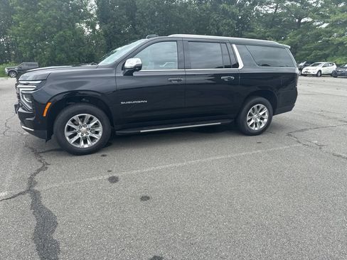 Used 2025 Chevrolet Suburban Premier RWD image 1