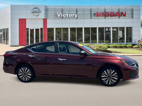 Used 2025 Nissan Altima 2.5 SV AWD/4WD image 2