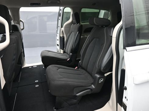 Used 2022 Chrysler Voyager LX image 17