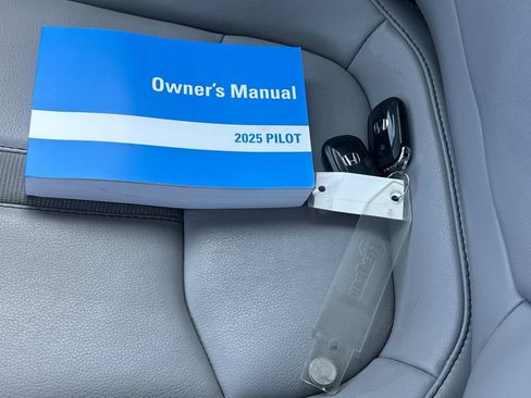 Used 2025 Honda Pilot EX-L image 10