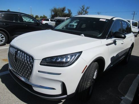 Used 2024 Lincoln Corsair AWD image 3