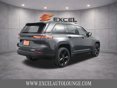 Used 2022 Jeep Grand Cherokee Altitude AWD/4WD image 9