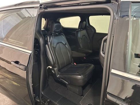 Used 2025 Chrysler Pacifica Select image 14