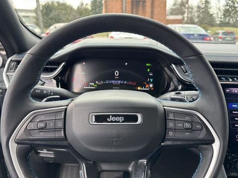 Used 2023 Jeep Grand Cherokee Trailhawk image 18