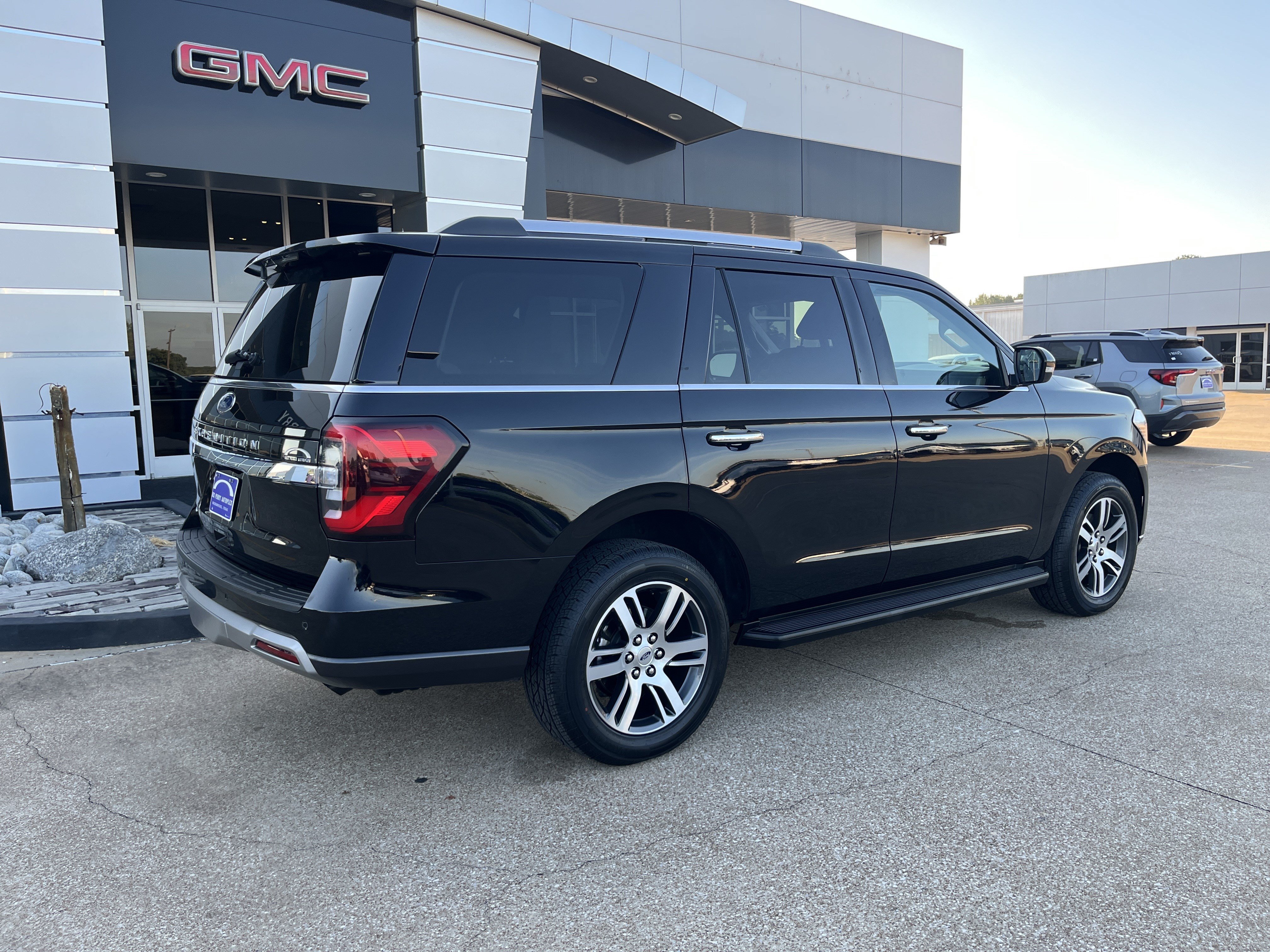 Used 2024 Ford Expedition Limited AWD/4WD image 3