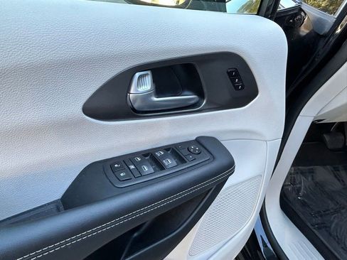 Used 2024 Chrysler Pacifica Touring-L image 16