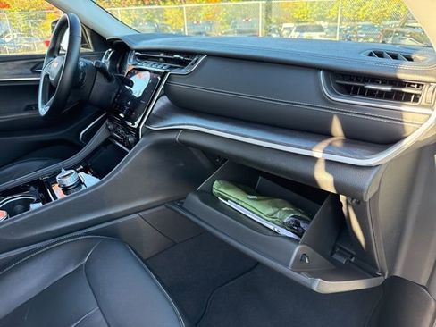 Used 2022 Jeep Grand Cherokee Limited image 24