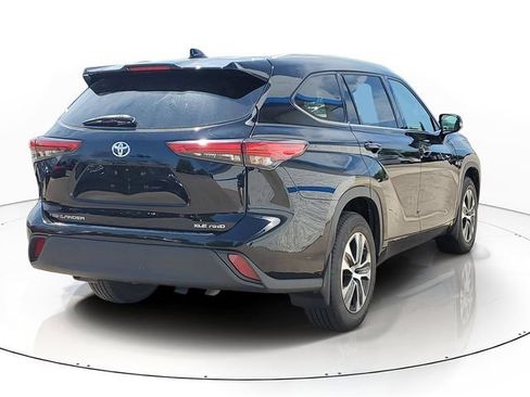 Used 2022 Toyota Highlander XLE AWD/4WD image 3