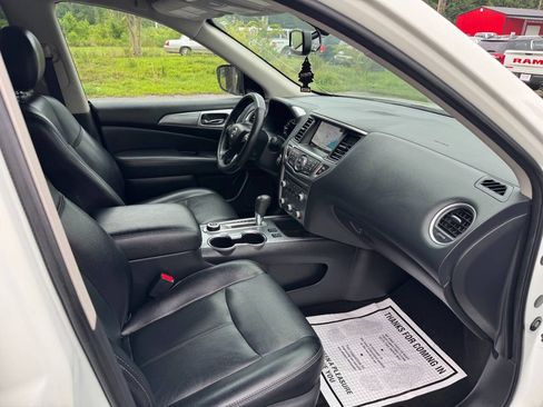 Used 2020 Nissan Pathfinder SL AWD/4WD image 17