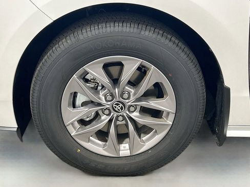 New 2026 Toyota Sienna XLE FWD image 8