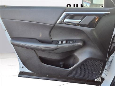 Used 2024 Mitsubishi Outlander SE image 16