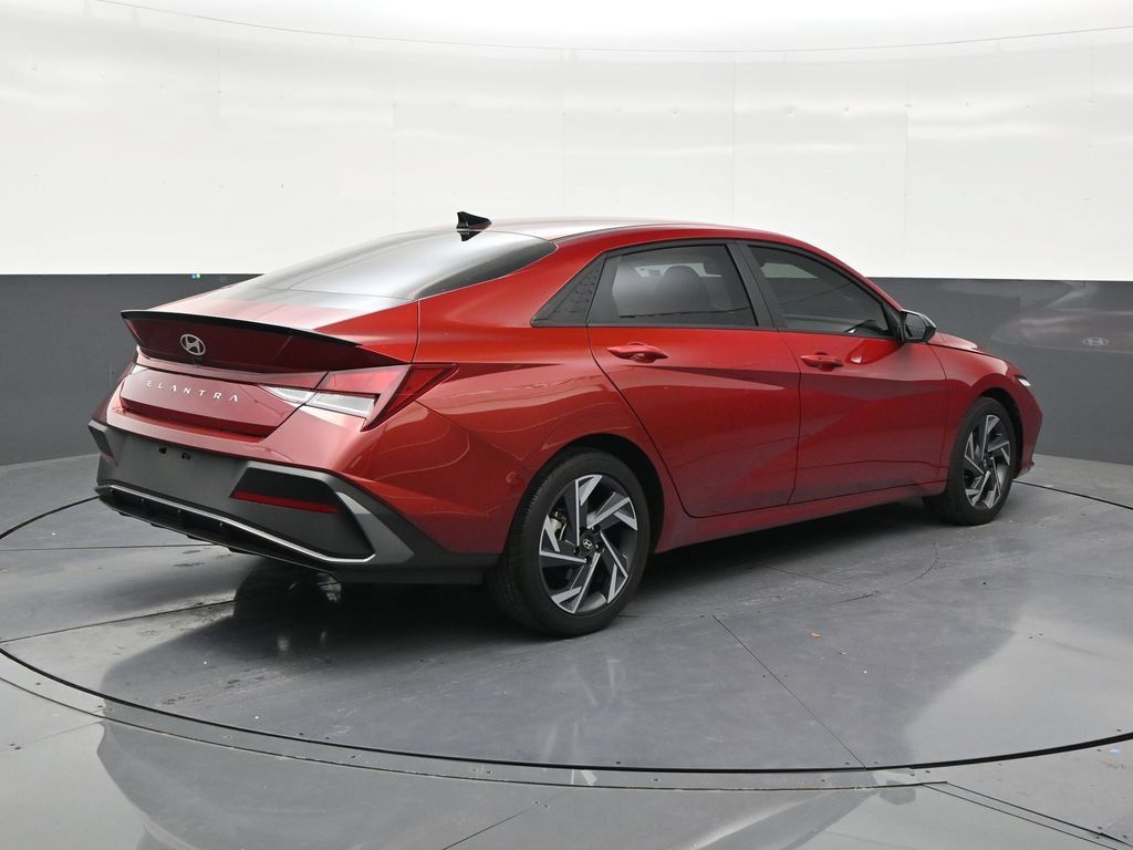 Used 2025 Hyundai Elantra Sport FWD image 5