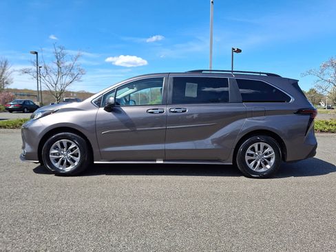 Certified 2023 Toyota Sienna XLE AWD/4WD image 8