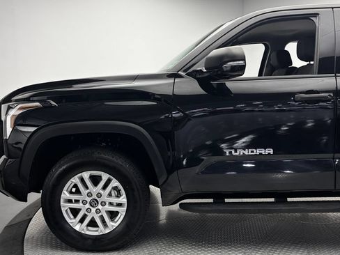 Used 2022 Toyota Tundra SR5 w/ SR5 Convenience Package AWD/4WD image 5