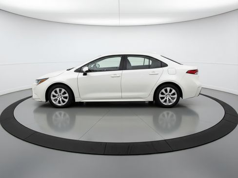 Used 2025 Toyota Corolla LE FWD image 5