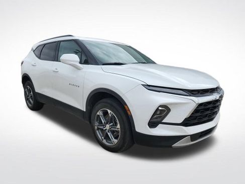 Used 2024 Chevrolet Blazer LT w/ Convenience Package FWD image 3
