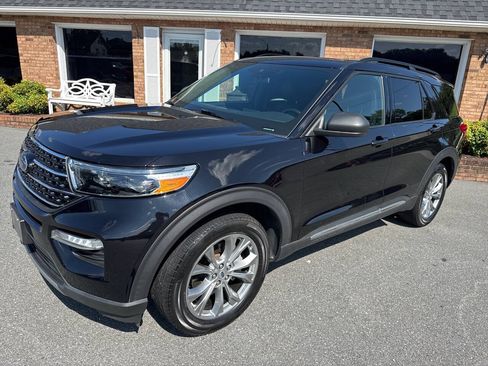 Used 2020 Ford Explorer XLT w/ Equipment Group 202A AWD/4WD image 3