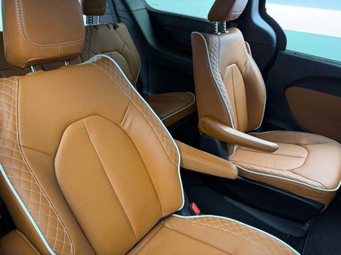 New 2026 Chrysler Pacifica Pinnacle image 22