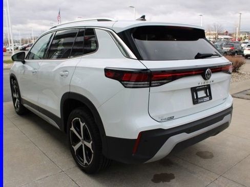 Used 2025 Volkswagen Tiguan SE image 4