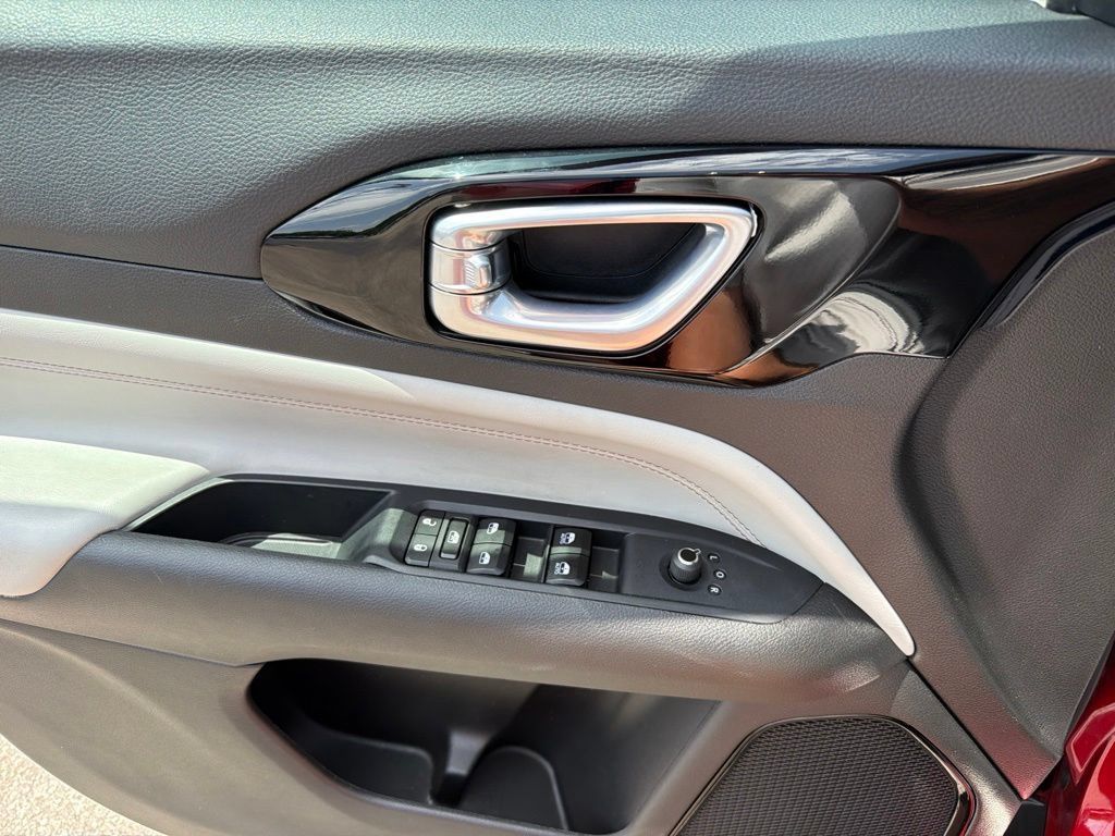 Used 2025 Jeep Compass Limited AWD/4WD image 13