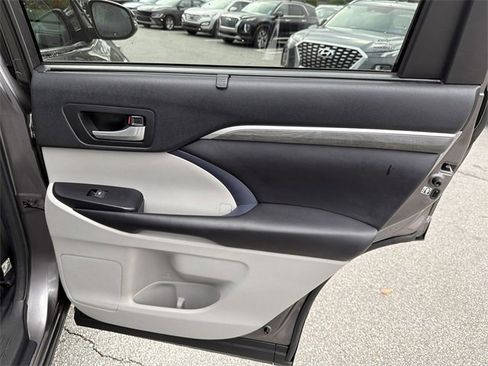 Used 2018 Toyota Highlander Limited Platinum image 16