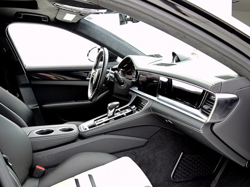 Used 2023 Porsche Panamera GTS image 28