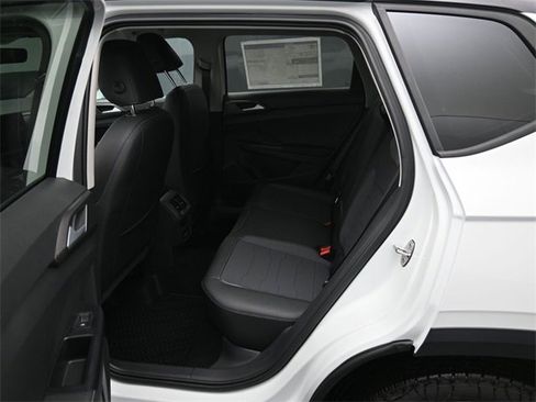 New 2026 Volkswagen Taos SE image 11