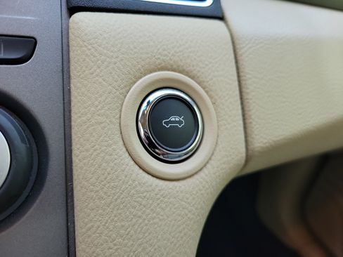 Used 2018 Ford Taurus SE FWD image 18