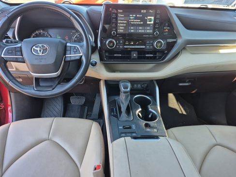 Used 2022 Toyota Highlander XLE AWD/4WD image 18