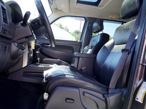 Used 2011 Jeep Liberty Sport image 17