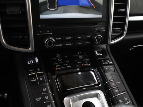 Used 2017 Porsche Cayenne Platinum Edition image 22