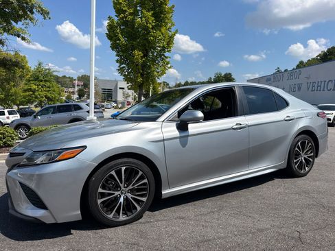 Used 2019 Toyota Camry SE w/ Audio Package FWD image 3
