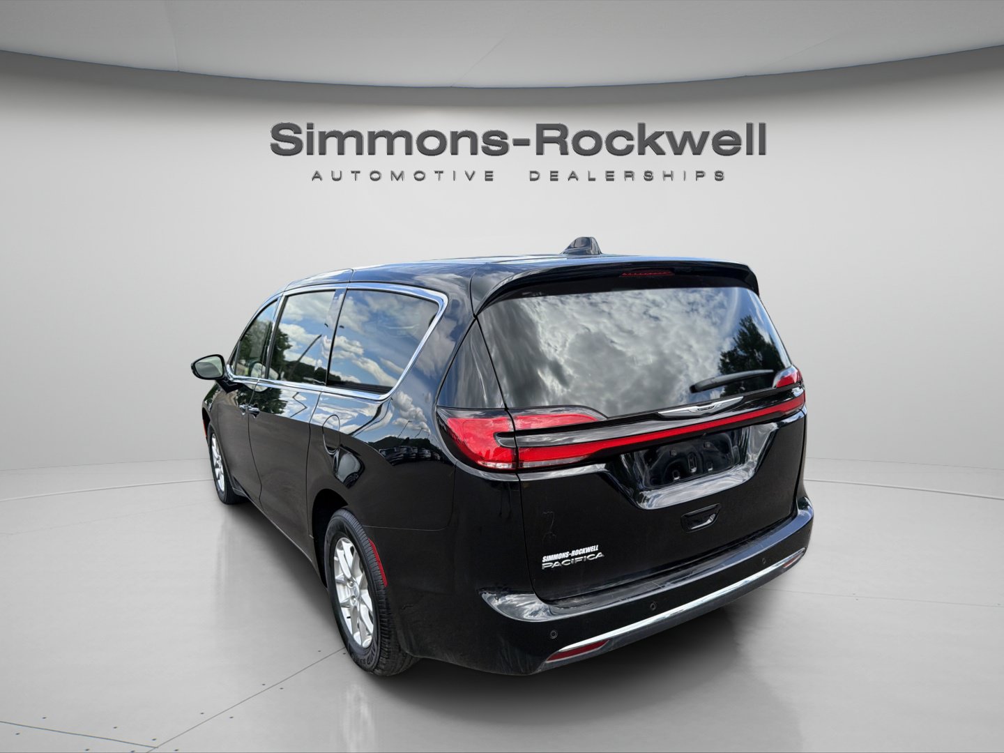 Used 2025 Chrysler Pacifica Select FWD image 3