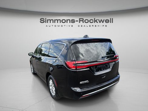 Used 2025 Chrysler Pacifica Select FWD image 3