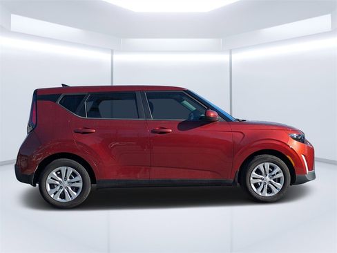 Used 2023 Kia Soul LX image 2