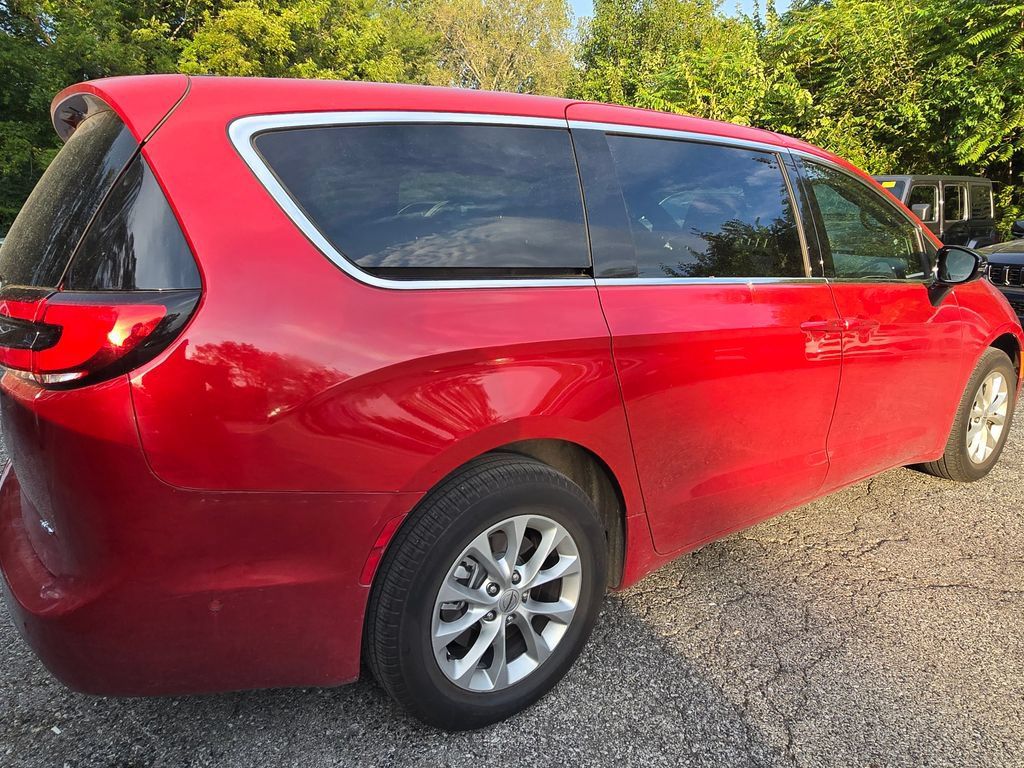 Used 2025 Chrysler Pacifica Select AWD/4WD image 10