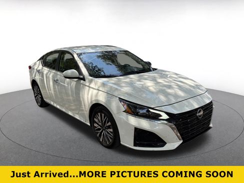 Used 2025 Nissan Altima 2.5 SV FWD image 1