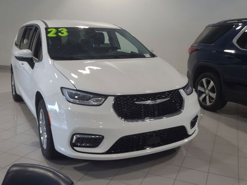 Used 2023 Chrysler Pacifica Touring-L AWD/4WD image 7