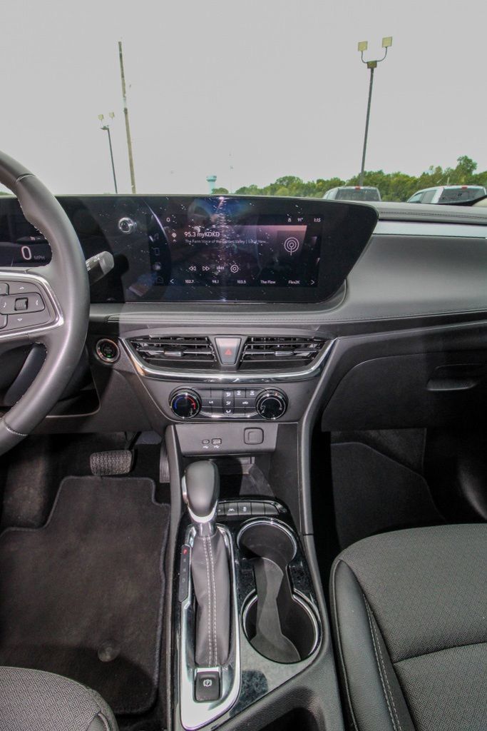 Used 2025 Buick Encore GX Preferred AWD/4WD image 27