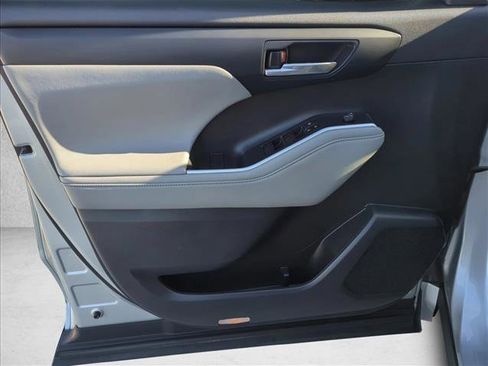 Used 2023 Toyota Highlander XLE image 7