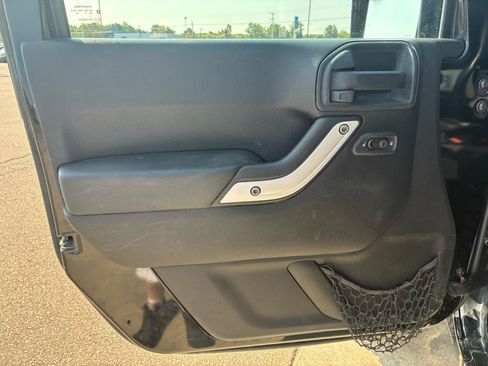 Used 2014 Jeep Wrangler Unlimited Rubicon w/ Connectivity Group AWD/4WD image 15